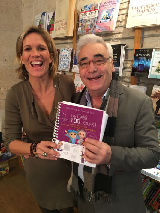 Lilou Macé et Guy Tédaniel avec la 1ère copie du cahier MAGIE !